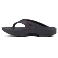OOfos Unisex OOriginal Sandal - Black- Regular (D) -Nike Store 1000BLK shot4 932x680 d8686cd2 6628 4c0f 8698 93c9182c8631